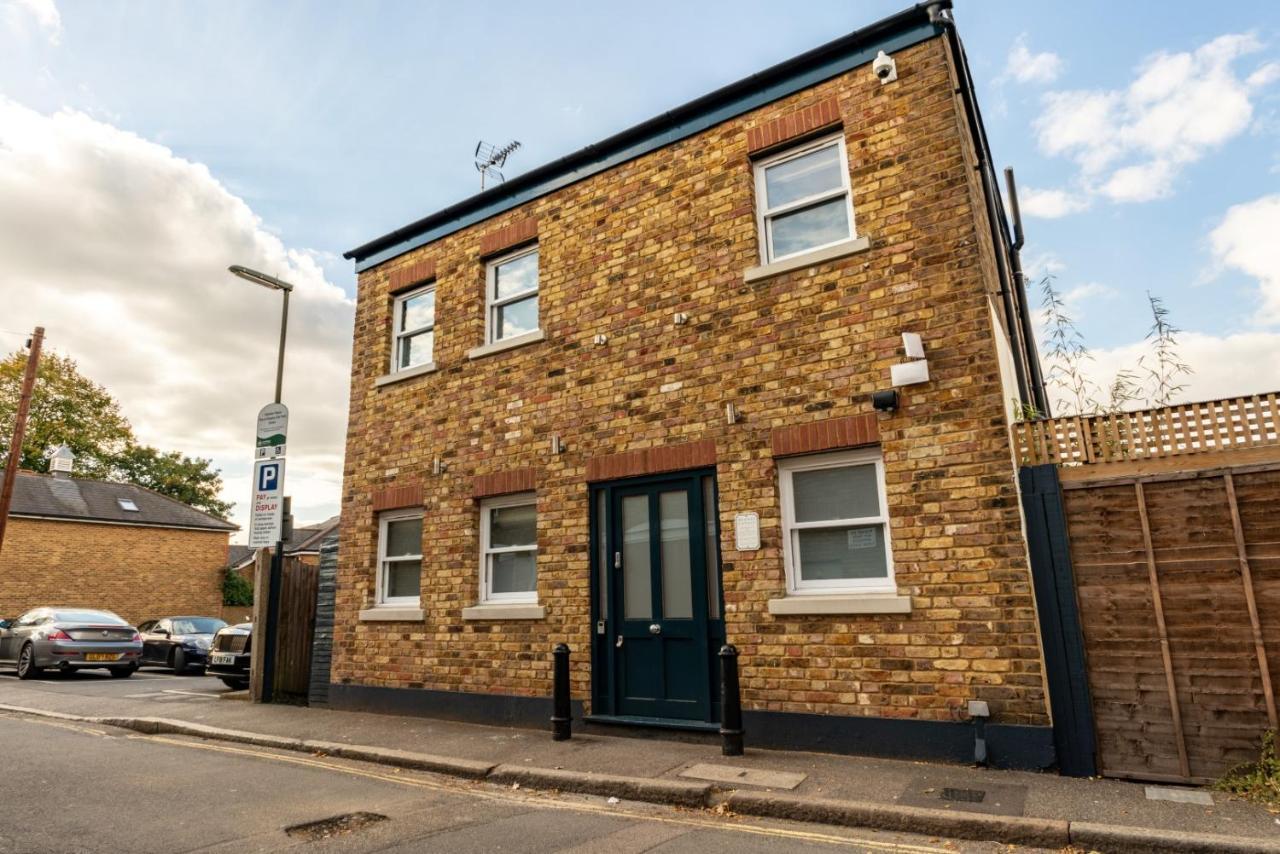 Albert Arms Esher Exterior photo