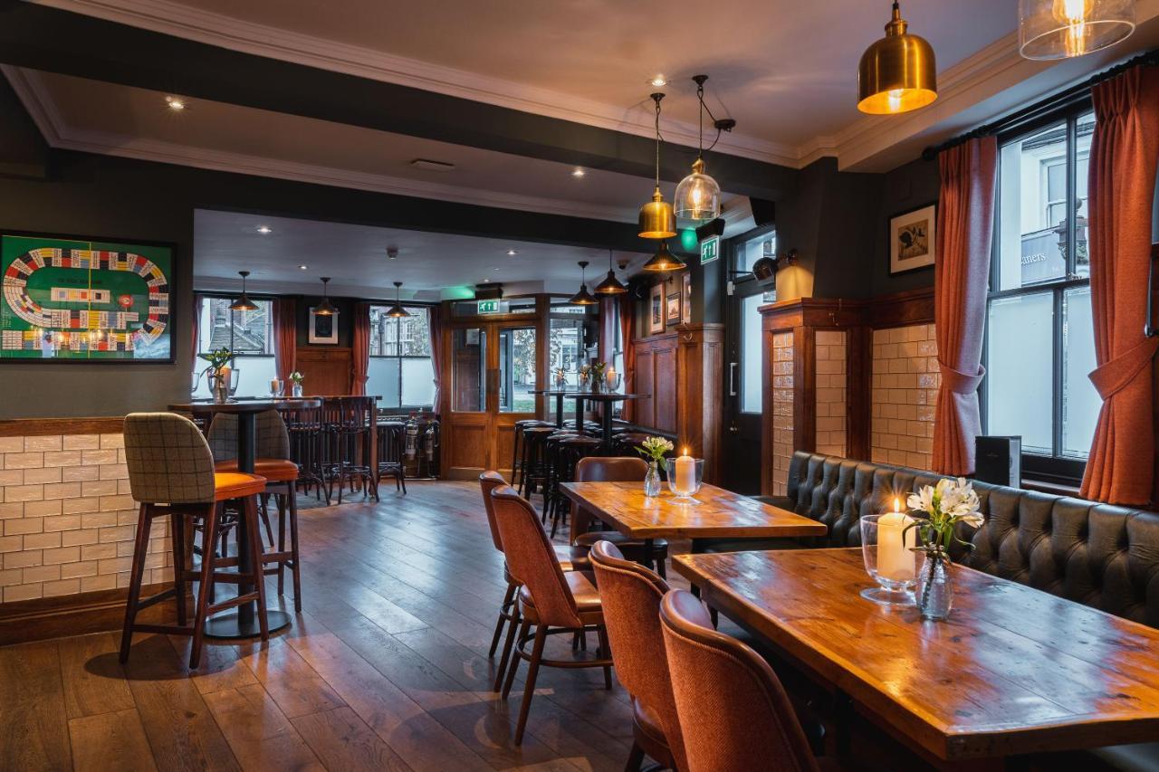 Albert Arms Esher Exterior photo