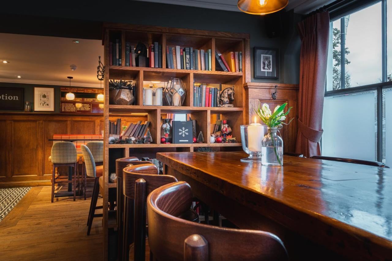 Albert Arms Esher Exterior photo